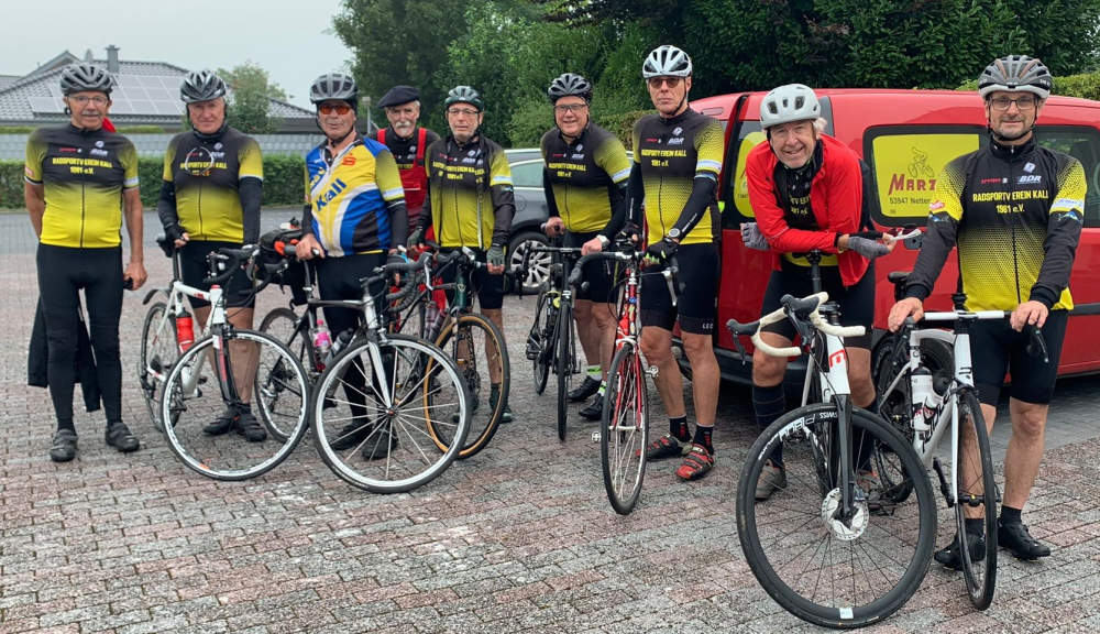 Acht Fahrer auf der Ausfahrt in Erkelenz, diesmal nicht auf dem Rad, im Verein in der ersten Reihe, heute in der zweiten: Bernd Marzi mit Begleitfahrzeug