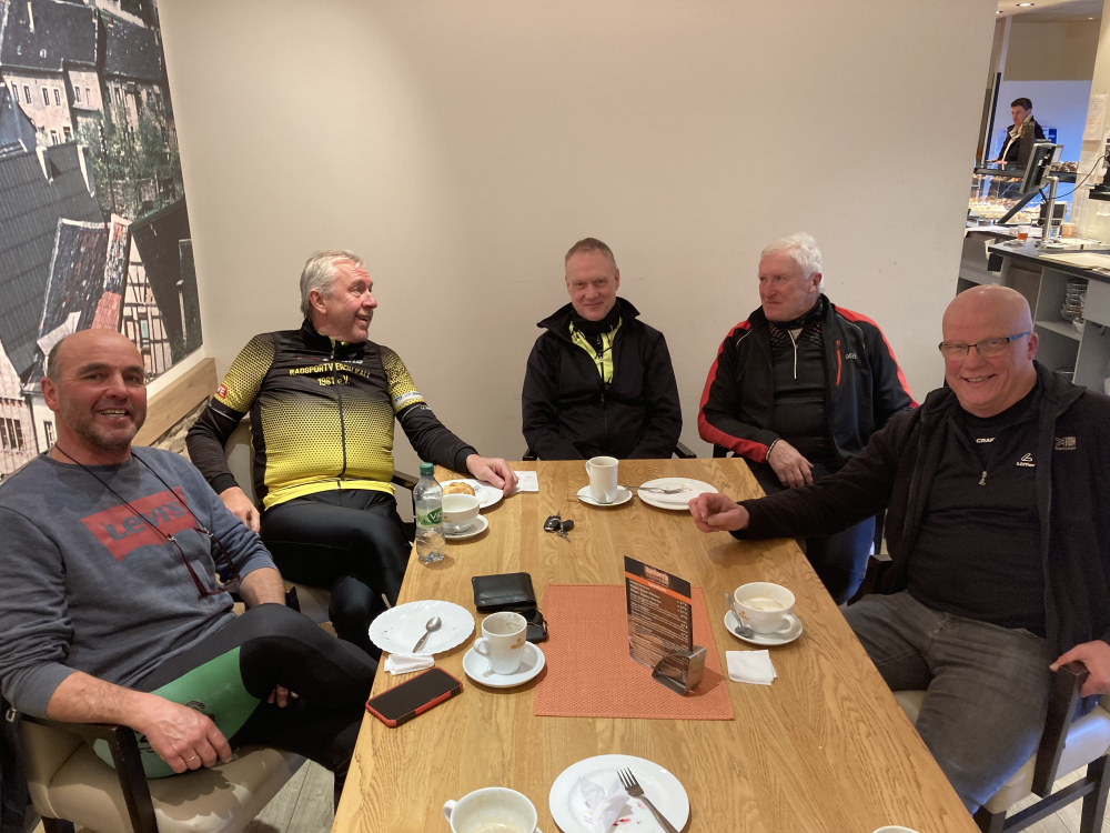 Abwechselungsreich wie das Wetter, diesmal mit dem Rennrad durch Dick und Dünn. Gastfahrer Uwe am Ende des Tisches. 