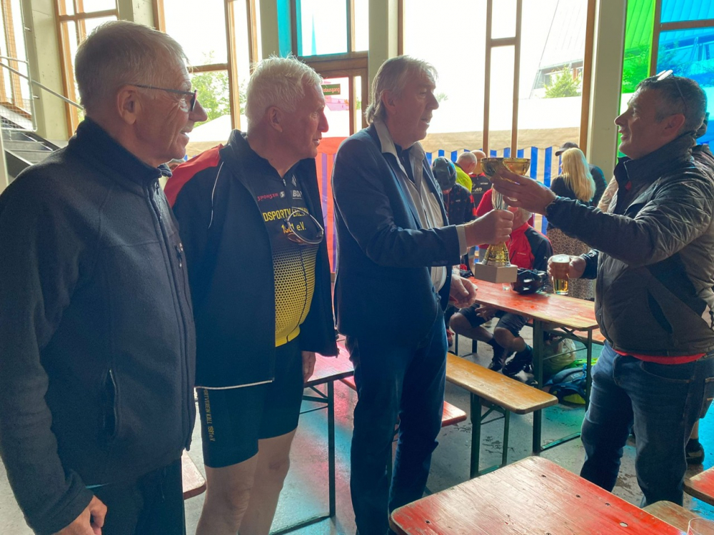 1. Juli 2023 RTF in St. Vith, Belgien: Übergabe des mit Bier gefüllten Goldpokals, der unseren Verein auszeichnete, weil wir die Mannschaft waren, die mit den meisten (21) Fahrern unterwegs war. 
